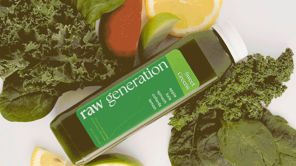 Stay Skinny Method™ green juice bottle next to fresh fruits and vegetables, highlighting its raw, nutrient-rich ingredients for natural weight management.